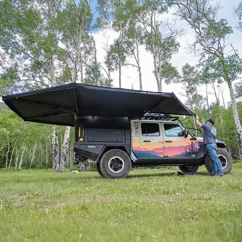 23zero-peregrine-pro-6-arm-freestanding-270-awning-open-side-view-on-jeep-gladiator-with-person-in-nature