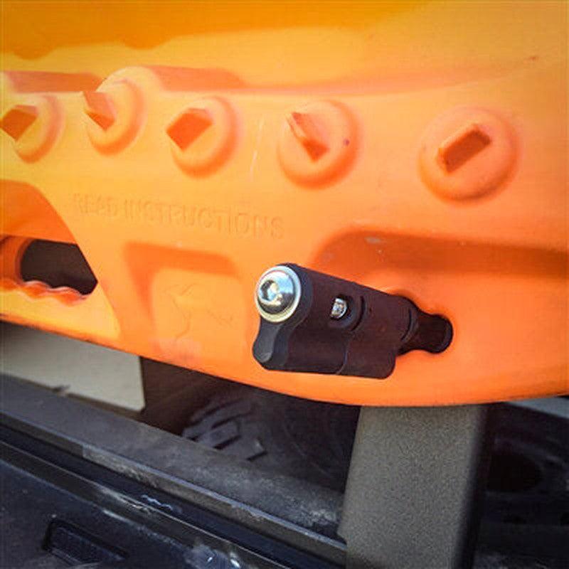 leitner-maxtrax-mounting-plate-close-up-view-with-maxtrax-and-pin-on-bed-rack-on-vehicle